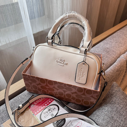 Elegant Leather Handbag: A Touch of Light Luxury