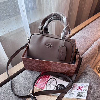 Elegant Leather Handbag: A Touch of Light Luxury