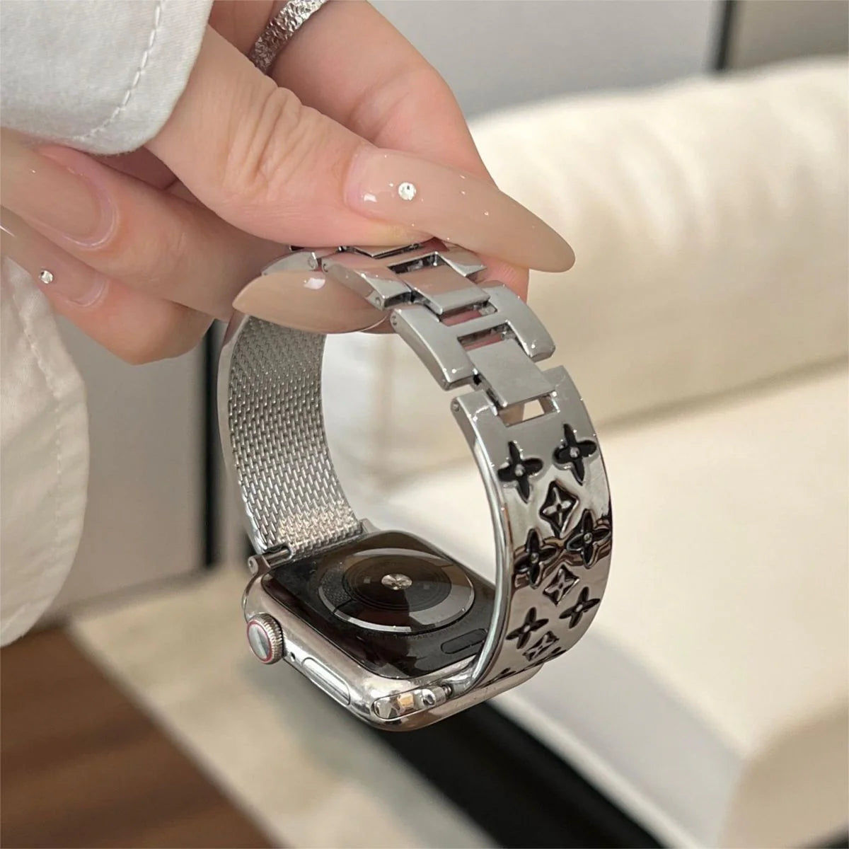 EMBOSSED METAL APPLE WATCH STRAP